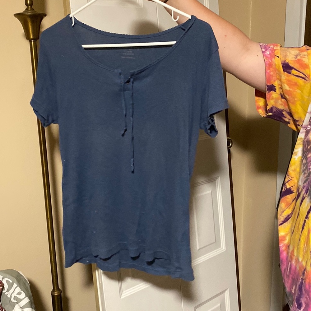 Thin, navy blue, tie in the front (adjustable)